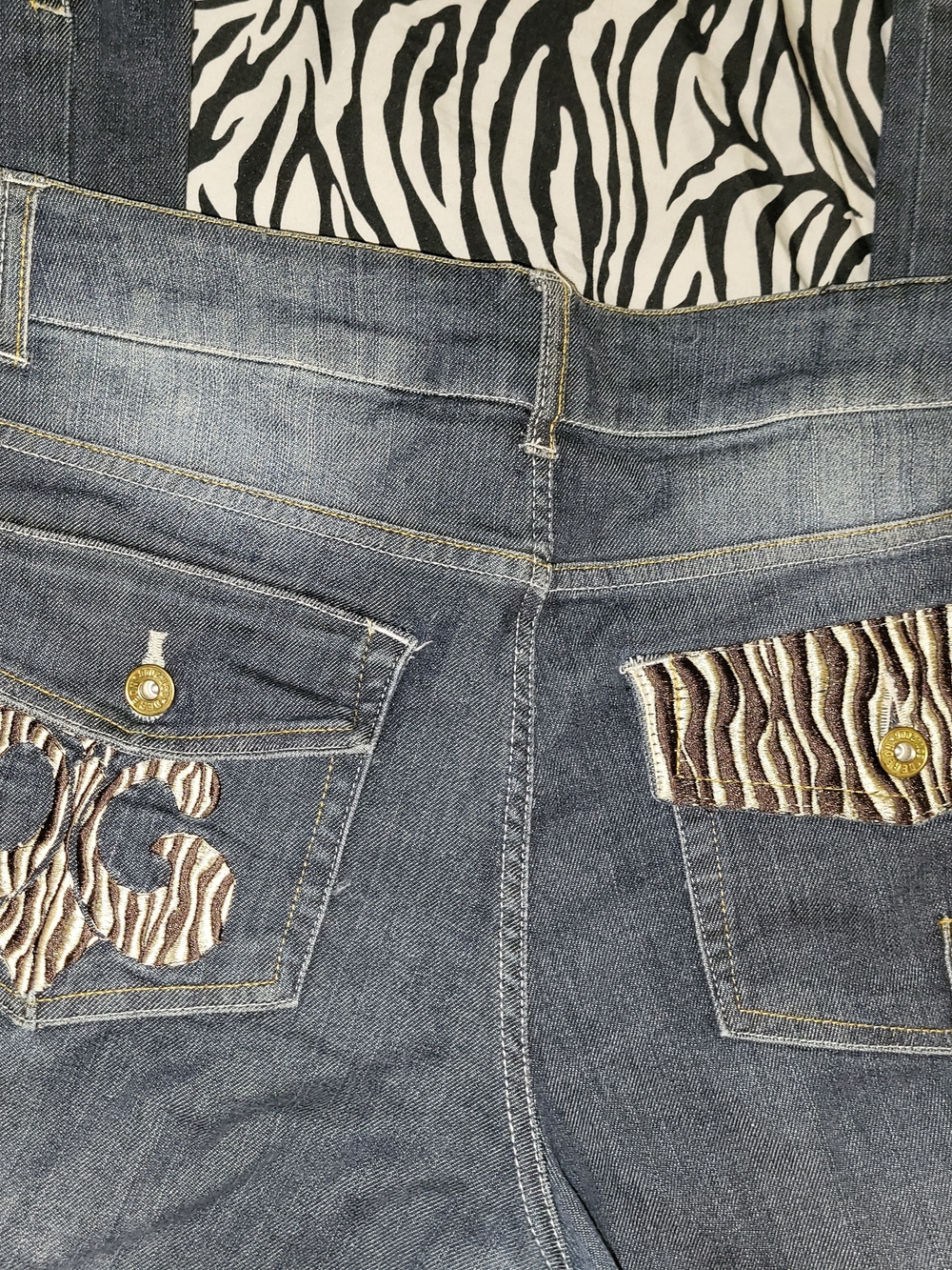 Y2K Dereon Denim Jeans with gold hardware and zebra print on back pockets - Picture 3 of 10